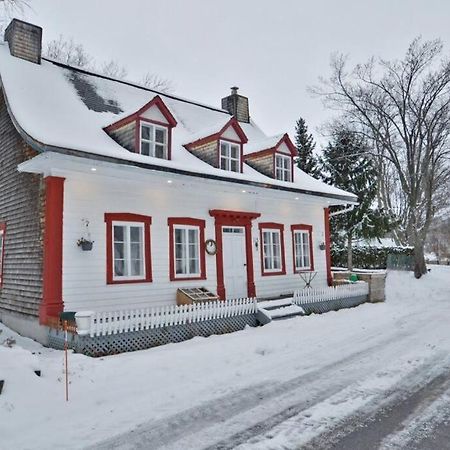 Om Chalet 1 Avec Spa Face Au Fleuve Saint-Jean Eksteriør bilde