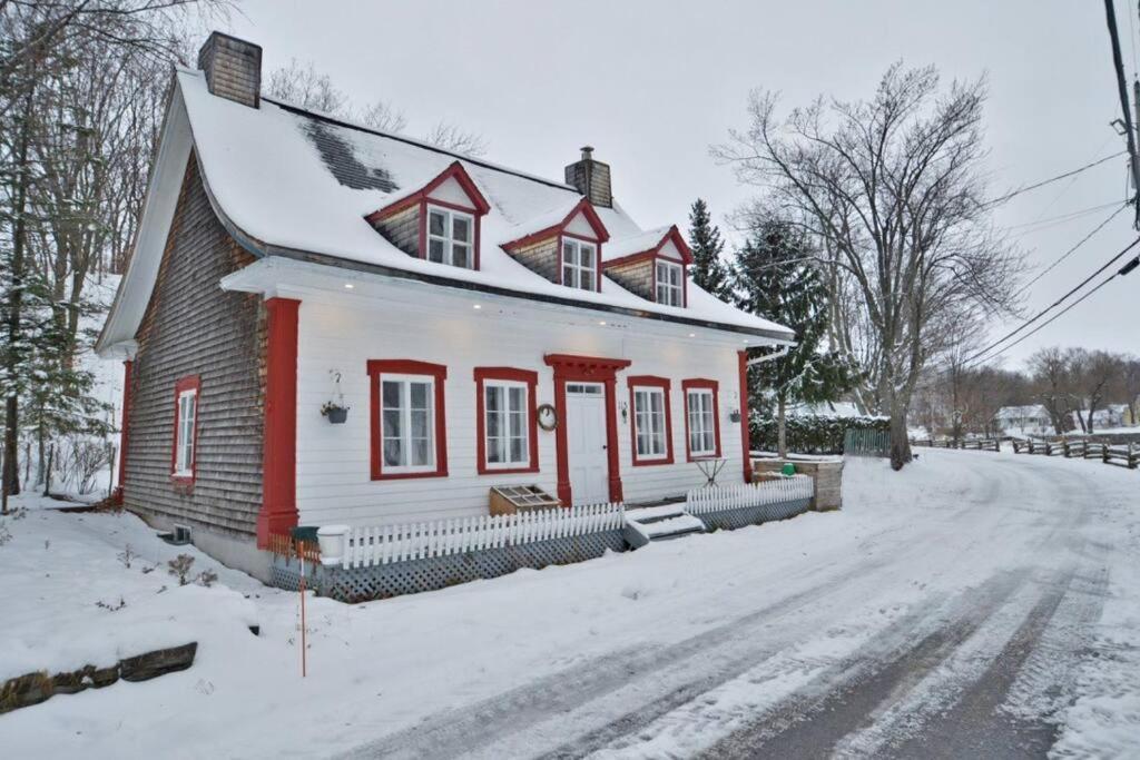Om Chalet 1 Avec Spa Face Au Fleuve Saint-Jean Eksteriør bilde